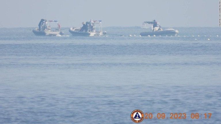 浮かぶ障壁に近づく中国の船舶＝２０日/Philippine Coast Guard/Reuters