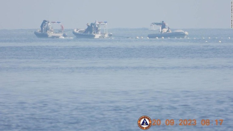 浮かぶ障壁に近づく中国の船舶＝２０日/Philippine Coast Guard/Reuters