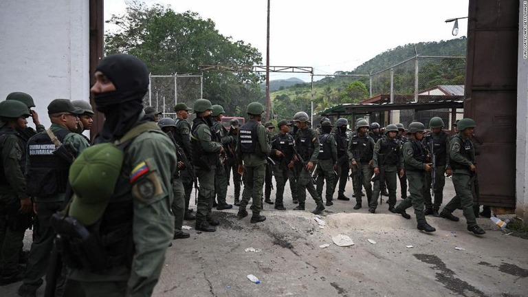 トコロン刑務所前に立つ隊員ら＝２０日/Yuri Cortez/AFP/Getty Images