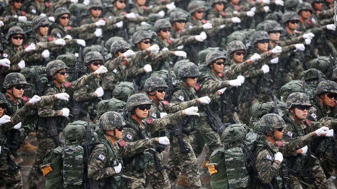 行進する韓国軍の兵士ら/Kim Hong-Ji/Reuters