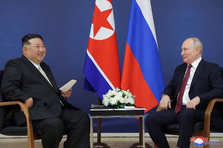 金正恩総書記（左）とプーチン氏の会談の様子/KCNA/Reuters