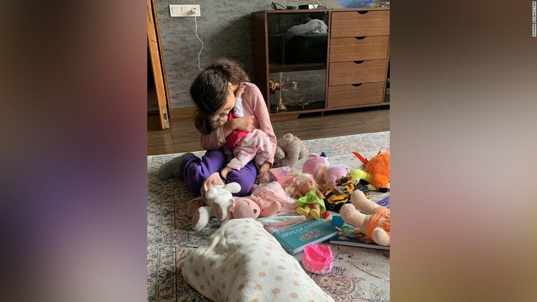 置いていかなければならない玩具に別れを告げるポゴシアンさんの９歳の娘/Nonna Poghosyan