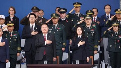 軍事パレードで国旗に敬礼する尹錫悦（ユンソンニョル）大統領夫妻
