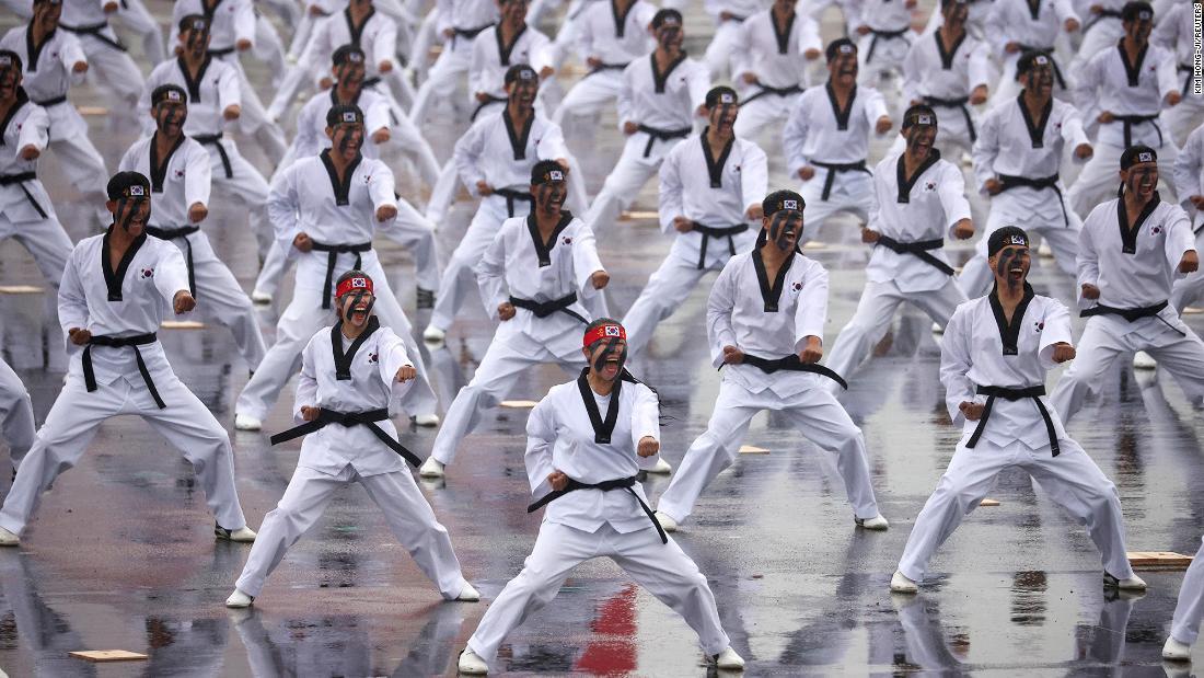 テコンドーのパフォーマンスを見せる兵士ら/Kim Hong-Ji/Reuters