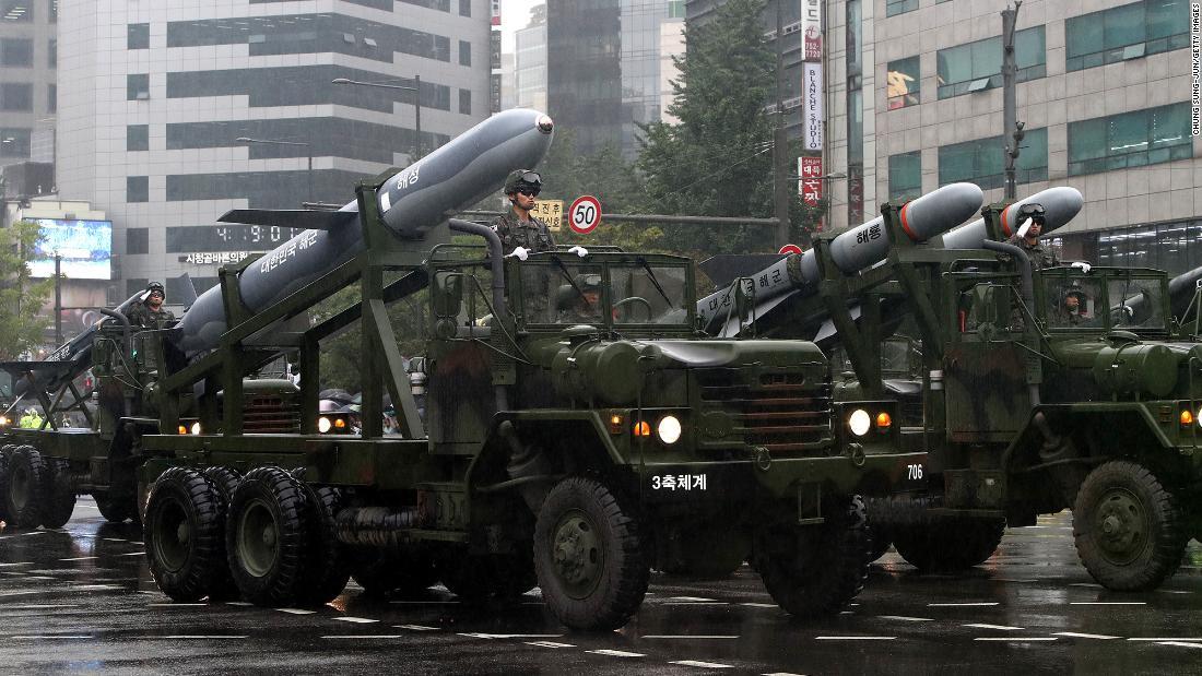 軍事パレードにはさまざまな兵器も登場した/Chung Sung-Jun/Getty Images