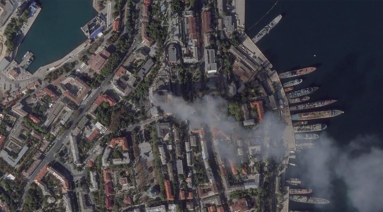 ２２日の攻撃によりロシア軍黒海艦隊司令部の建物が損傷したことを示す衛星写真/Planet Labs PBC/AP