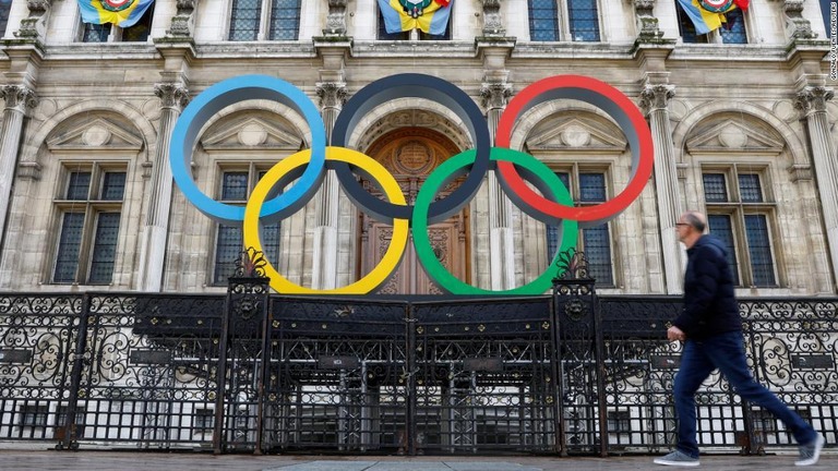 フランス・パリに掲げられた五輪マーク＝３月１４日/Gonzalo Fuentes/Reuters