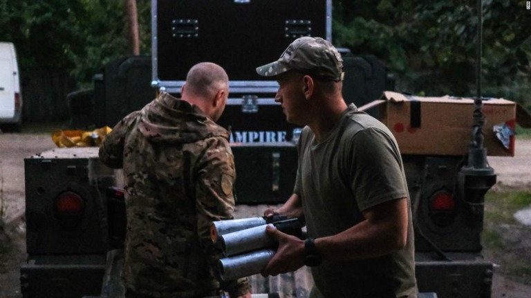 出発の前にドローンと弾薬をハンビー（高機動多用途装輪車両）に積み込むウクライナ軍兵士/CNN