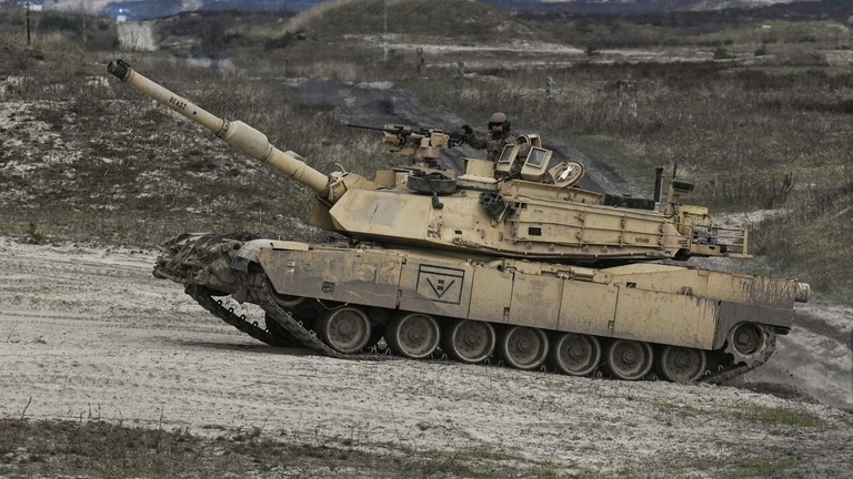 ポーランドでＭ１Ａ２エイブラムス戦車の訓練を行う米兵＝４月/Artur Widak/NurPhoto via Getty Images