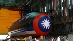 台湾、自主建造の潜水艦を公開　中国の脅威高まる中
