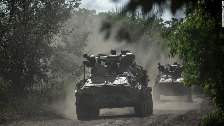 装甲兵員輸送車に乗り込み、バフムートへ向かう道を移動するウクライナ軍の兵士/Genya Savilov/AFP/Getty Images