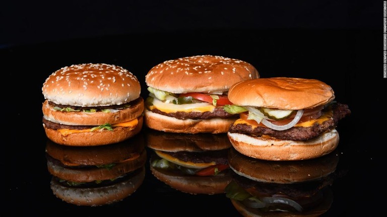 ファストフード各社のハンバーガーは宣伝写真通りではないなどと主張する訴訟が増えている/Katherine Frey/The Washington Post/Getty Images/FILE