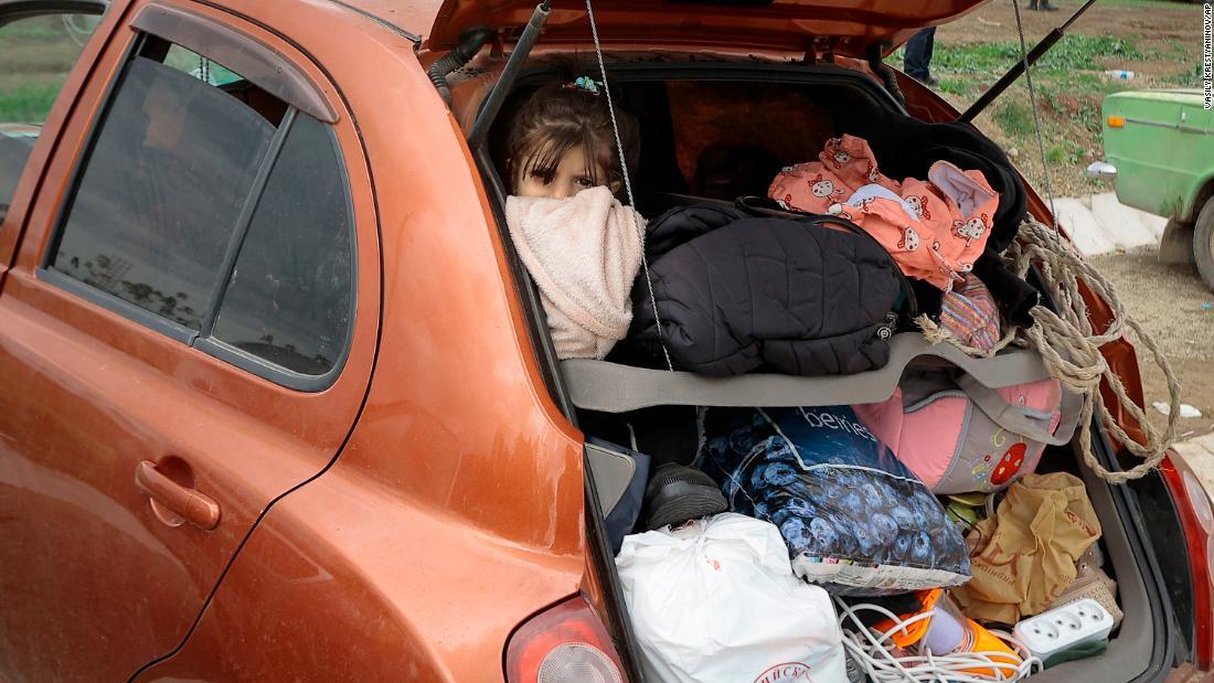 多くの住民が車でアルメニアに避難した/Vasily Krestyaninov/AP