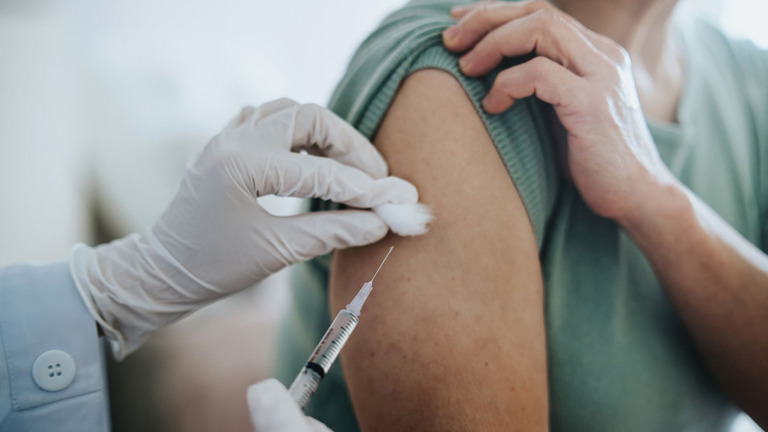 新型コロナウイルス感染症の新系統に対応した最新ワクチンの接種希望者は米国で４人に１人にとどまることが分かった/d3sign/Moment RF/Getty Images