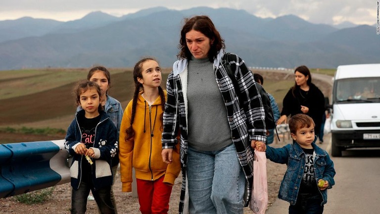 ナゴルノ・カラバフからアルメニア国境の町までの道を歩く家族＝２６日/Vasily Krestyaninov/AP