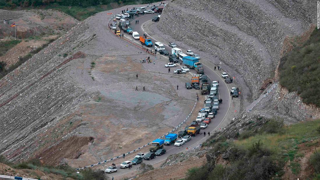 ナゴルノ・カラバフからの避難でアルメニアへの道路は渋滞に見舞われた/Vasily Krestyaninov/AP