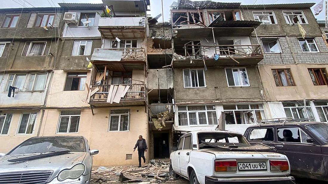 砲撃を受けて損傷したアパート=19日、ナゴルノ・カラバフのステパナケルト/Siranush Sargsyan/AP