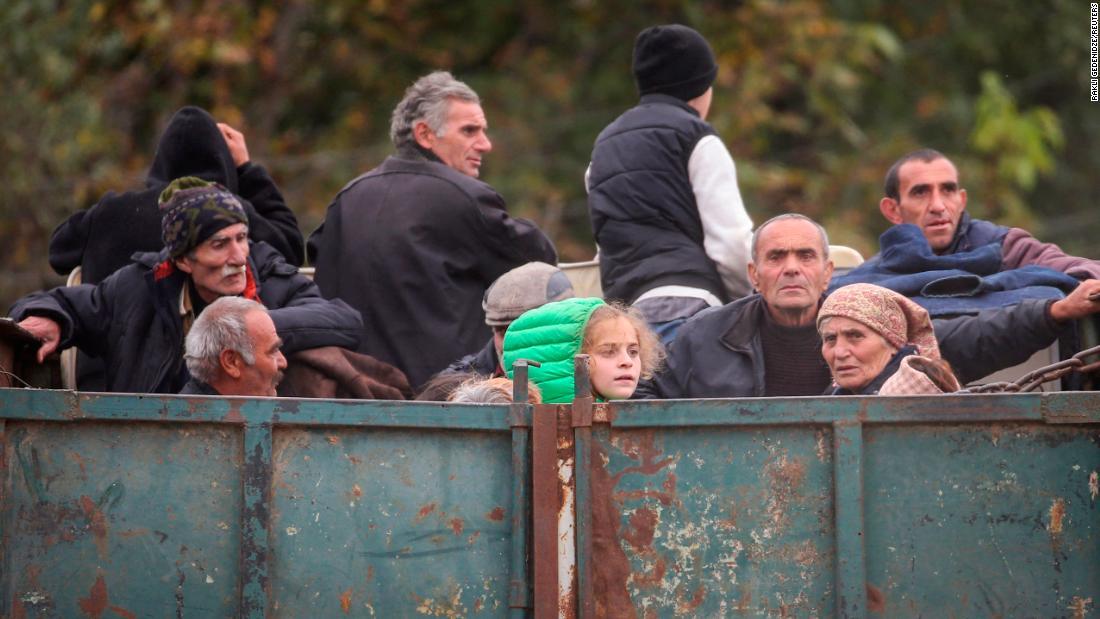 トラックに乗ってアルメニア南東部コルニゾールに向かった避難民/rakli Gedenidze/Reuters