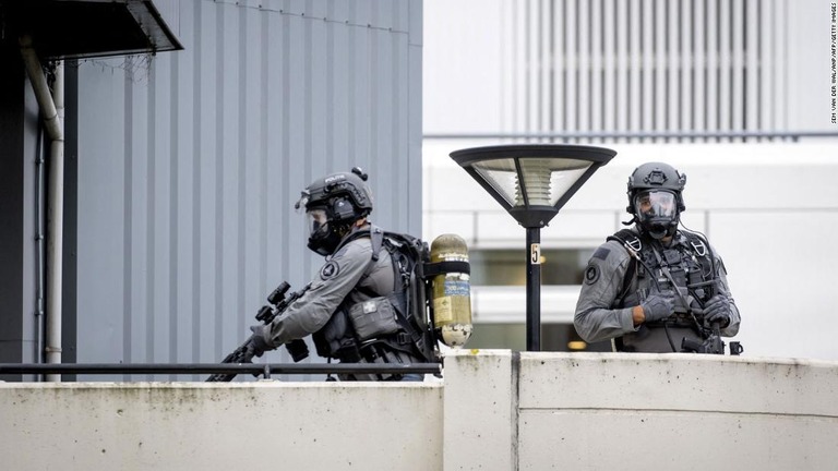 事件後、エラスムス大学医療センター前に展開する武装した当局者/Sem Van Der Wal/ANP/AFP/Getty Images