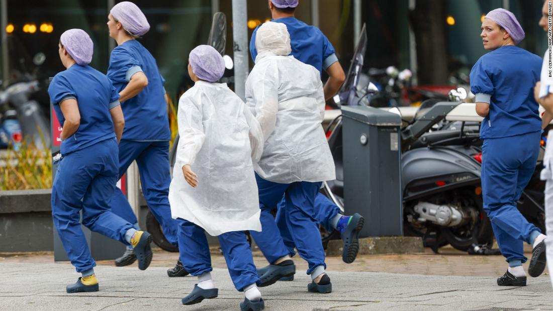 銃撃の知らせを受け病院を離れる医療関係者/Bas Czerwinski/ANP/AFP/Getty Images