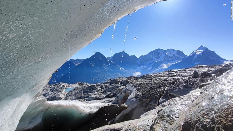 ９月半ばだというのに標高３１００メートルにある氷が急速に融解した/Matthias Huss/GLAMOS