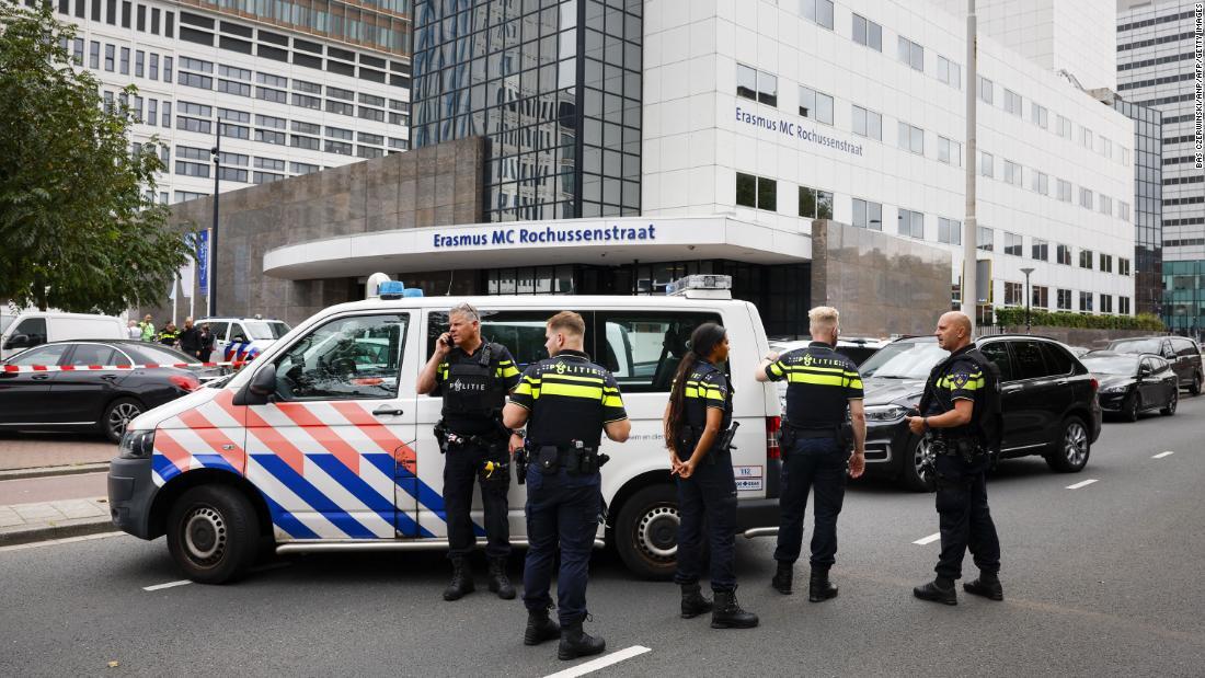 医療センターの入り口に集まる警官=28日/Bas Czerwinski/ANP/AFP/Getty Images