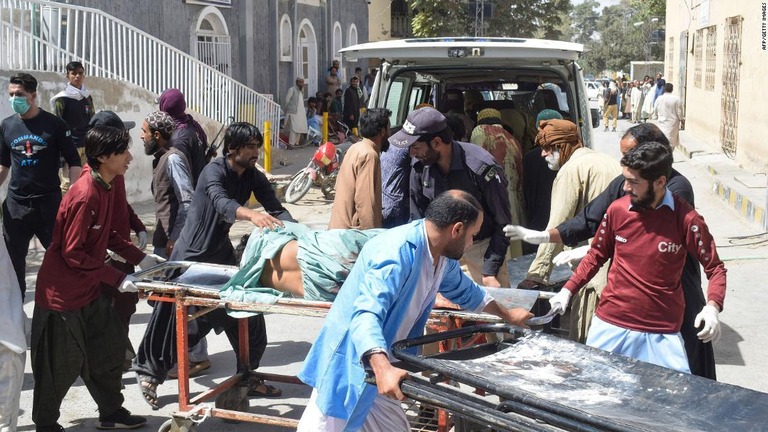 パキスタンで宗教儀式を狙った爆発が２件発生し、合わせて少なくとも５６人が死亡した/AFP/Getty Images