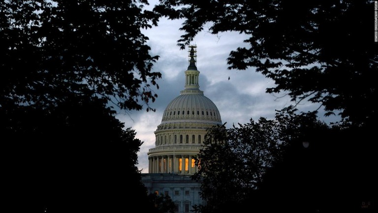 米下院で政府の予算切れを回避するつなぎ予算案が可決された/Nathan Howard/Getty Images