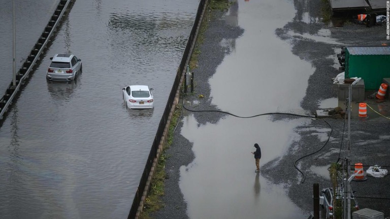 米ニューヨーク市は大雨に見舞われ、公共交通機関が一時停止するなどの影響が出た/Ed Jones/AFP/Getty Images