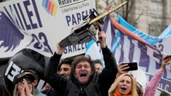 既存政党をぶった切る「チェーンソー」候補　アルゼンチン大統領選