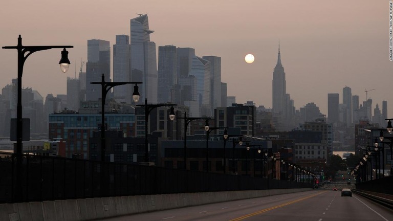 山火事の煙の影響で曇る太陽＝１日、米ニューヨーク市/Gary Hershorn/Corbis News/Getty Images