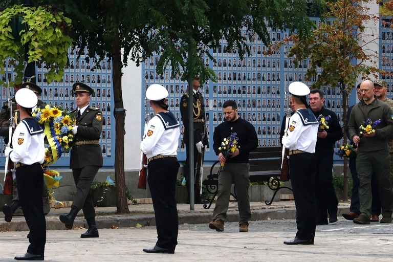 「防衛者の日」に合わせて首都キーウの広場に献花に訪れたゼレンスキー大統領＝１日/Anatolii Stepanov/AFP/Getty Images