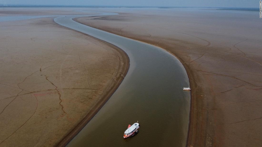 アマゾン川は歴史的な干ばつに見舞われている/Edmar Barros/AP
