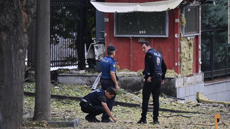 自爆テロ発生後、周辺の捜査にあたる警察官ら＝１日、トルコ・アンカラ/Osmancan Gurdogan/Anadolu Agency/Getty Images