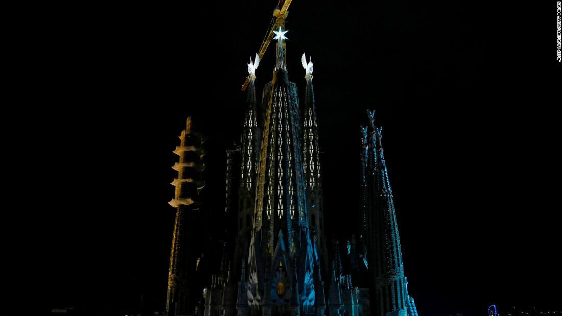 聖母マリアの塔は２０２１年、先端に巨大な星が設置され完成を迎えていた/Josep Lago/AFP/Getty Images