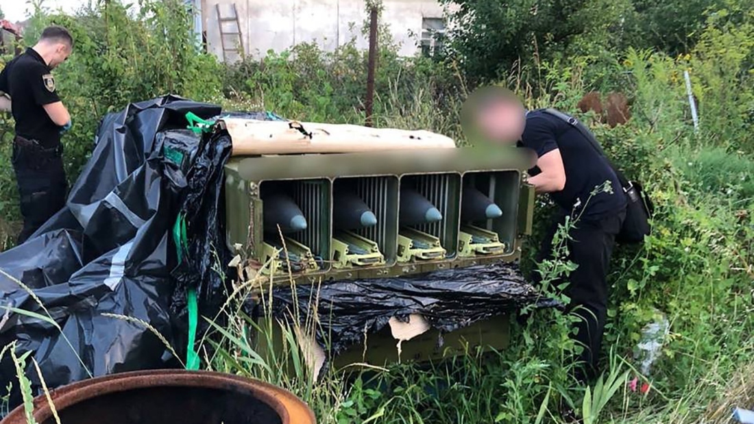 兵器を調べる警官(画像の一部を加工しています)/Kyiv regional police