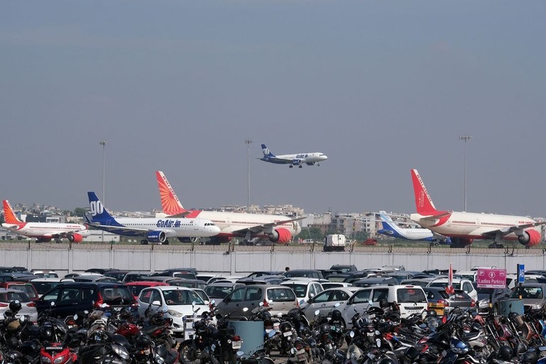 インドの民間航空総局（ＤＧＣＡ）が、パイロットと客室乗務員の香水使用禁止を提案している/T. Narayan/Bloomberg/Getty Images/File