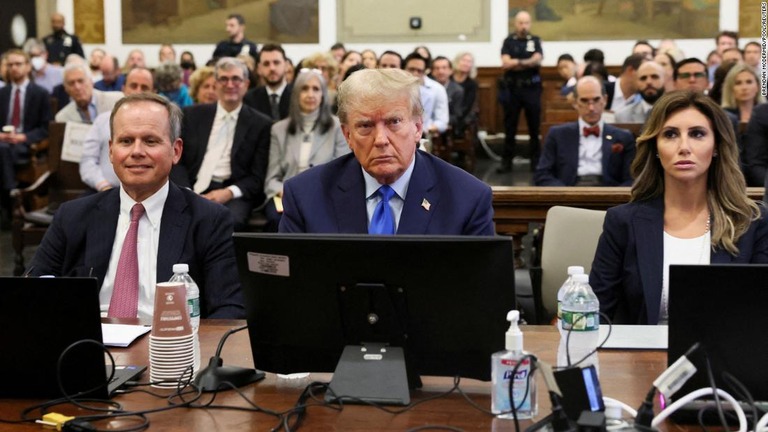 自身と一族企業に対する民事訴訟で公判初日に出廷したトランプ前大統領（中央）/Brendan McDermid/Pool/Reuters