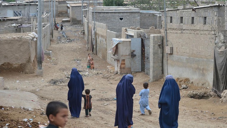 カラチの難民キャンプを歩くアフガン人女性＝９月２１日/Rizwan Tabassum/AFP/Getty Images