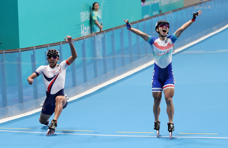 ローラースケート男子３０００メートルリレー決勝でのゴールの瞬間＝２日、中国/Yonhap/Reuters
