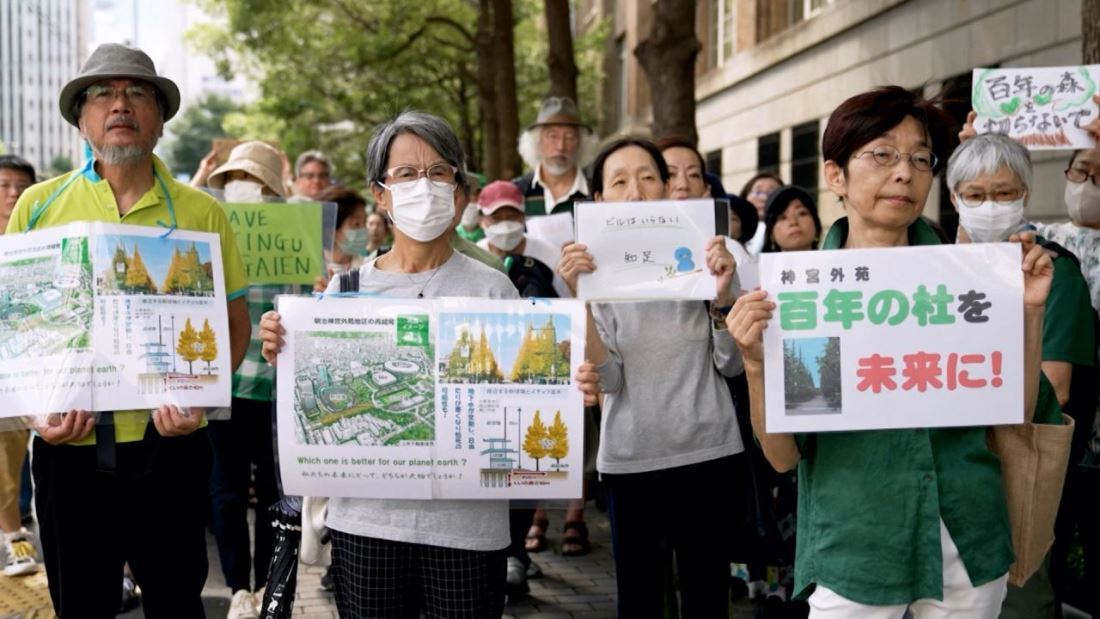 神宮外苑の景観保全を訴えるデモに参加する人々=9月15日撮影/Daniel Campisi/CNN