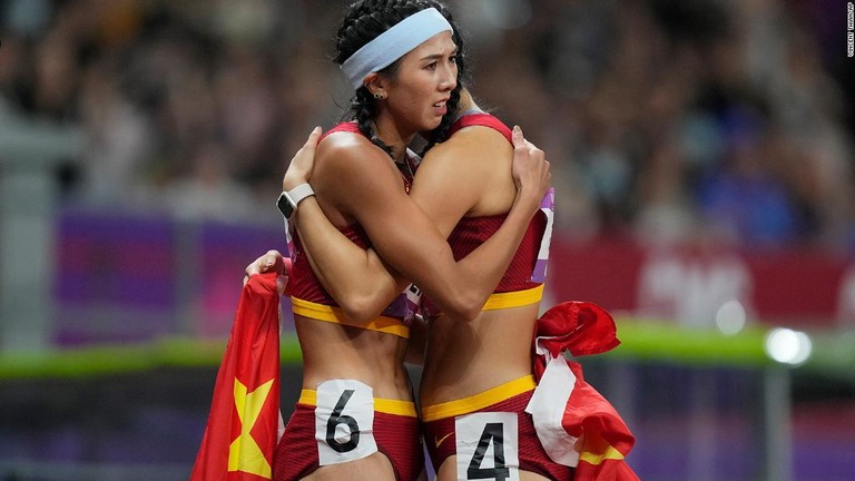 金メダルを獲得した林雨薇選手（左）と呉艶妮選手が抱き合う様子＝１日、中国・杭州/Vincent Thian/AP