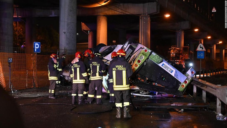 伊ベネチア近郊でバスが幹線道路から落下し、２１人が死亡した/Marco Sabadin/AFP/Getty Images