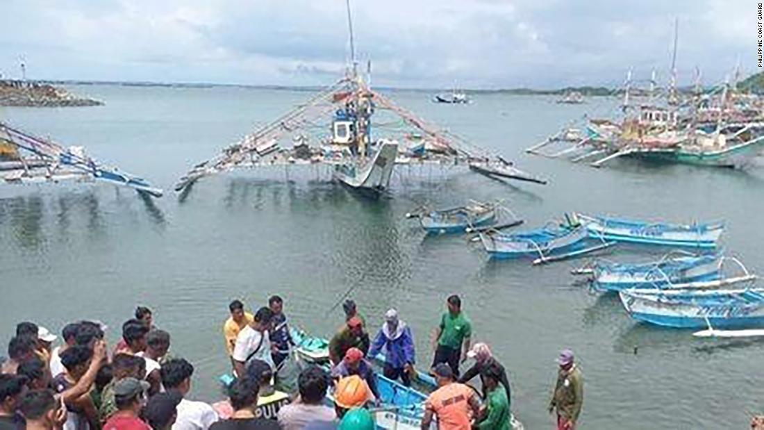 フィリピン・パンガシナン州に到着した生存者たち=3日/Philippine Coast Guard