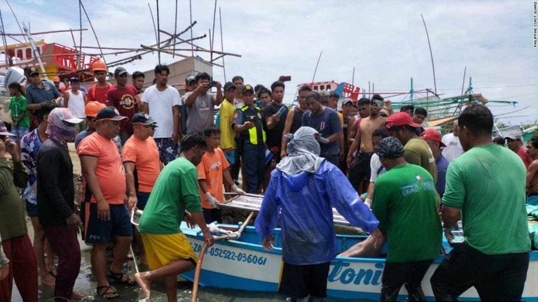 衝突後、フィリピンのルソン島北部に到着した生存者＝３日/Philippine Coast Guard