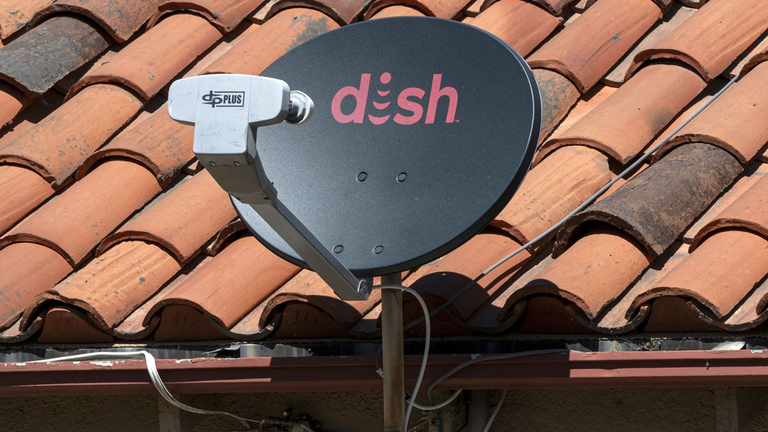 住宅の屋根に取り付けられたディッシュのロゴのある衛星受信アンテナ＝７月３１日、米カリフォルニア州クロケット/David Paul Morris/Bloomber/Getty Images/FILE