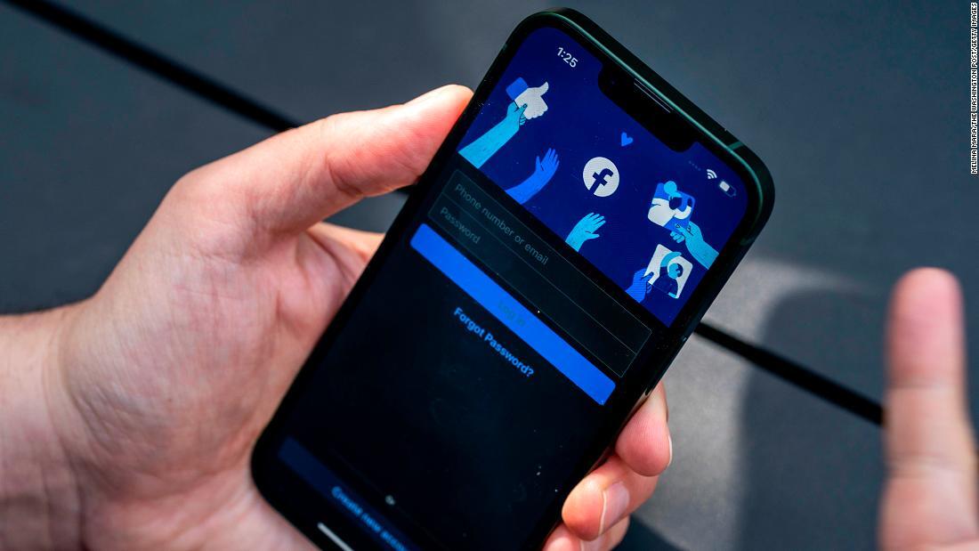 フェイスブックとインスタグラムの有料サービスを利用する場合は月額17ドル前後に設定される見通し/Melina Mara/The Washington Post/Getty Images