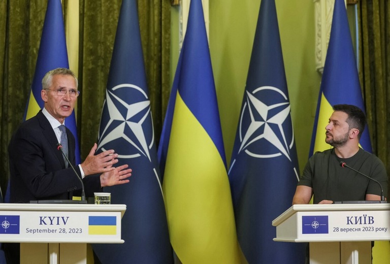 北大西洋条約機構（ＮＡＴＯ）のストルテンベルグ事務総長（左）と記者会見を行うウクライナのゼレンスキー大統領＝９月２８日、ウクライナ・キーウ/Gleb Garanich/Reuters