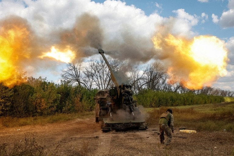 ロシア軍に向けて自走砲を撃つウクライナ軍兵士＝９月、ウクライナ・ドネツク州/Radio Free Europe/Radio Liberty/Serhii Nuzhnenko/Reuters