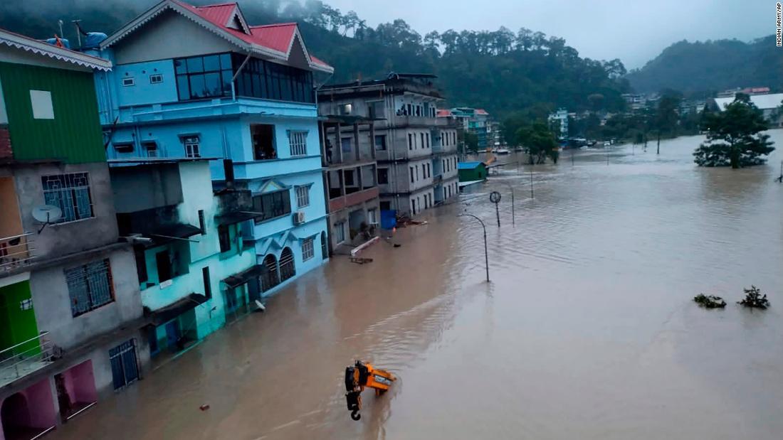 洪水により浸水した建物＝４日、インド・シッキム州/Indian Army/AP